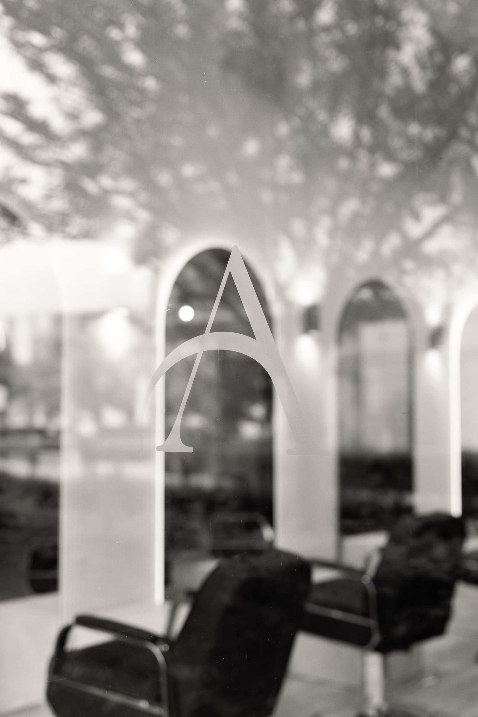 The Arch Studio — łuki i logo na szybie salonu